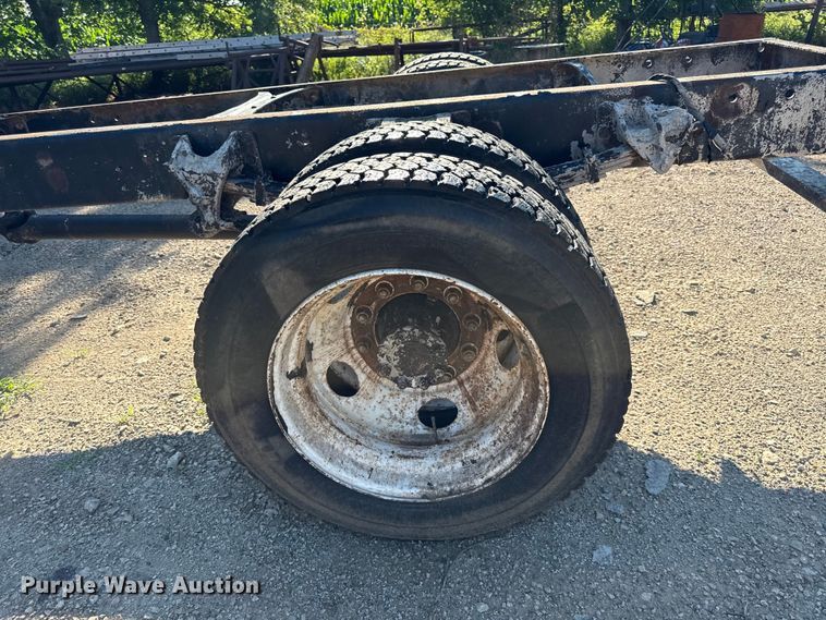 image for item EN0392 2005 International 4200 truck cab and chassis