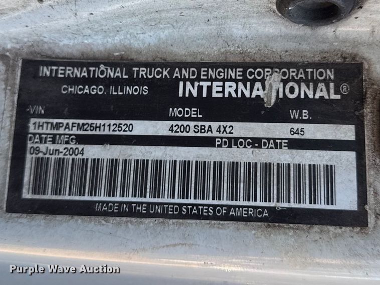 image for item EN0392 2005 International 4200 truck cab and chassis