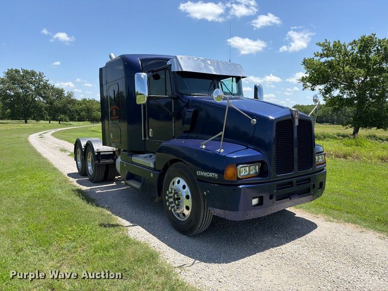 image for item EQ8007 2003 Kenworth T600 semi truck