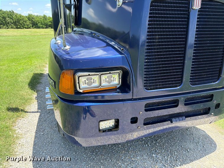 image for item EQ8007 2003 Kenworth T600 semi truck
