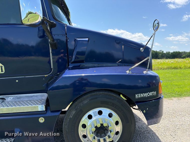 image for item EQ8007 2003 Kenworth T600 semi truck