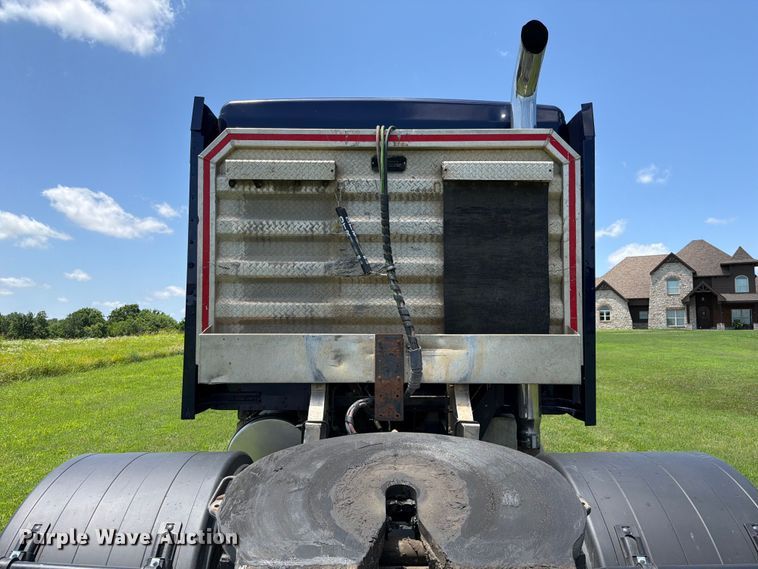 image for item EQ8007 2003 Kenworth T600 semi truck