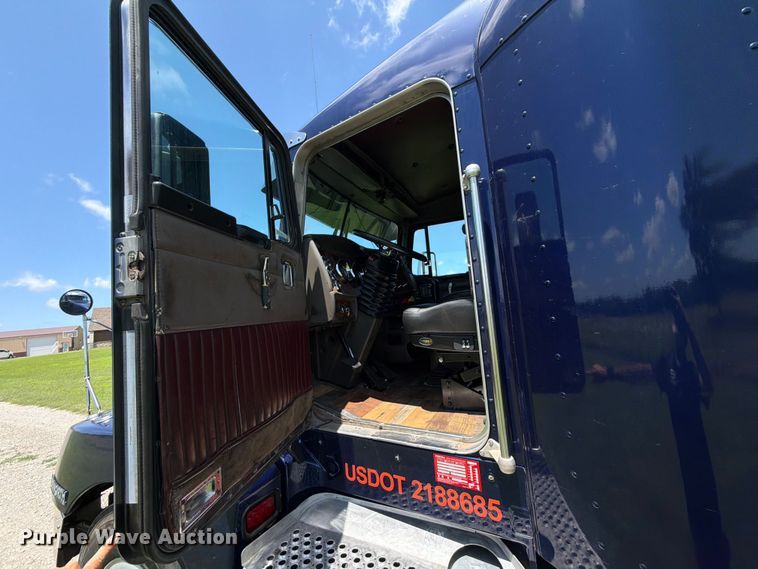 image for item EQ8007 2003 Kenworth T600 semi truck