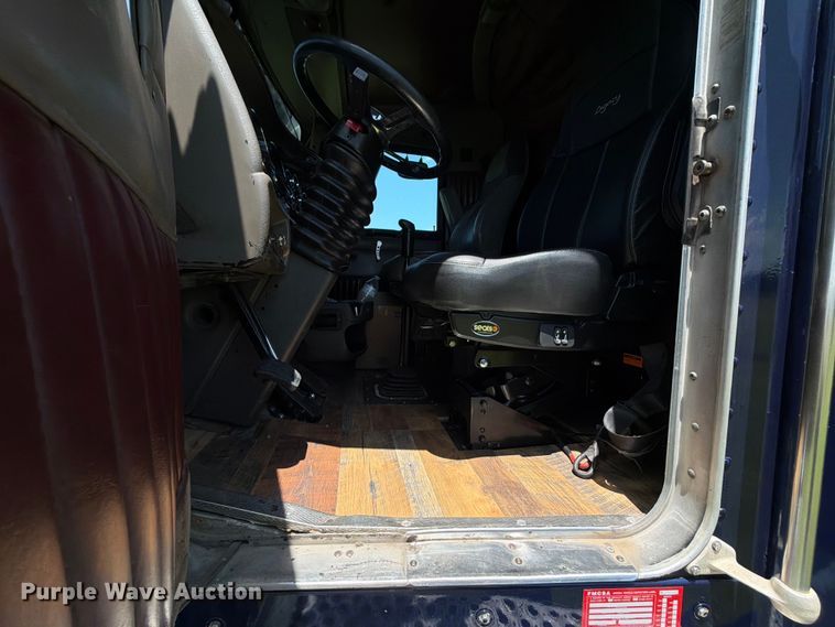 image for item EQ8007 2003 Kenworth T600 semi truck