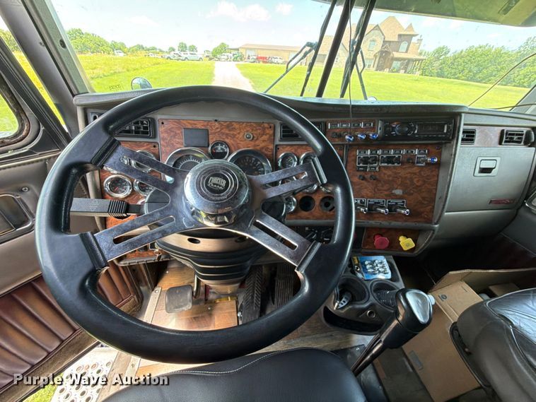 image for item EQ8007 2003 Kenworth T600 semi truck
