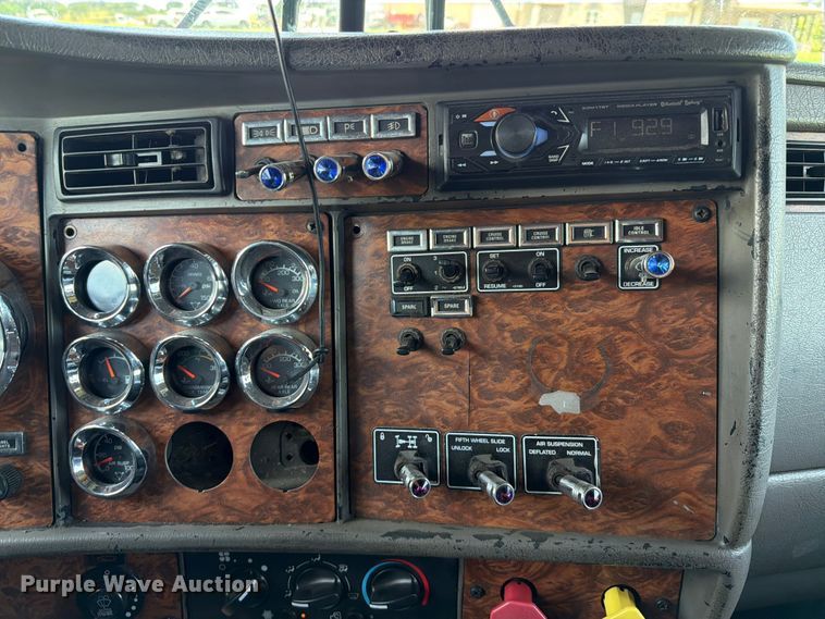image for item EQ8007 2003 Kenworth T600 semi truck