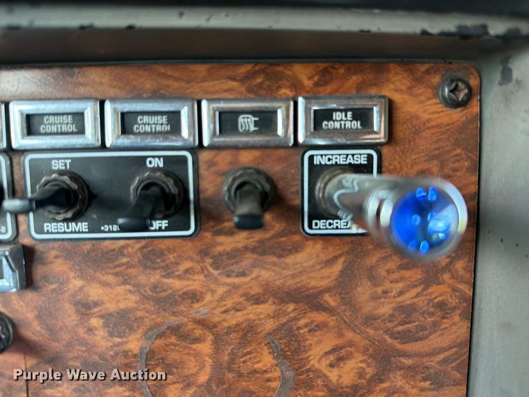 image for item EQ8007 2003 Kenworth T600 semi truck