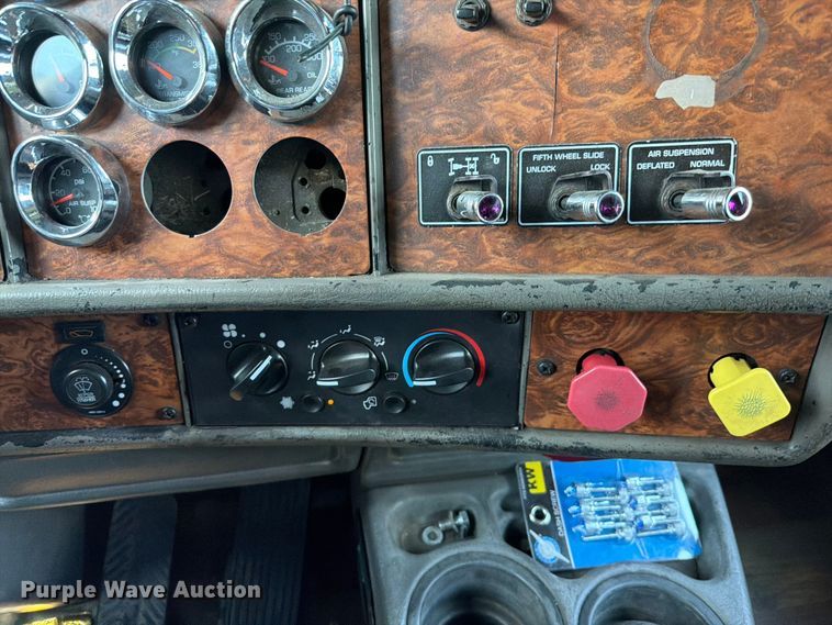 image for item EQ8007 2003 Kenworth T600 semi truck