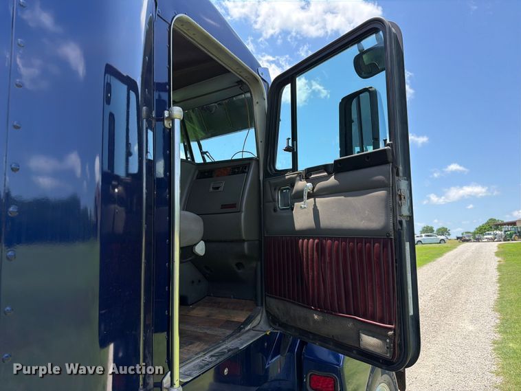 image for item EQ8007 2003 Kenworth T600 semi truck
