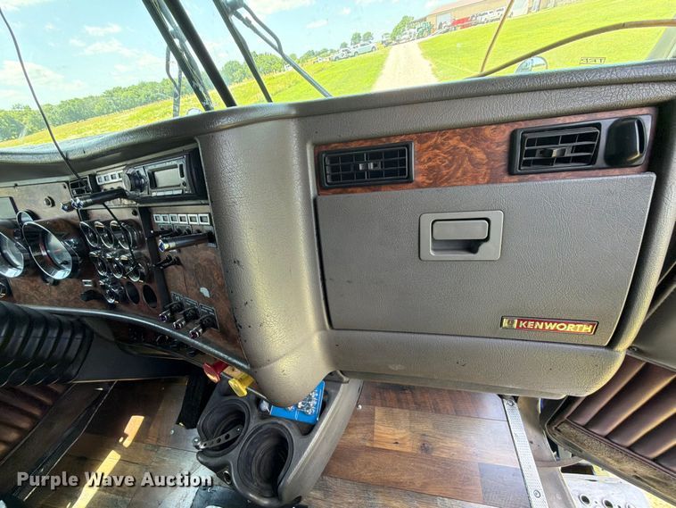 image for item EQ8007 2003 Kenworth T600 semi truck