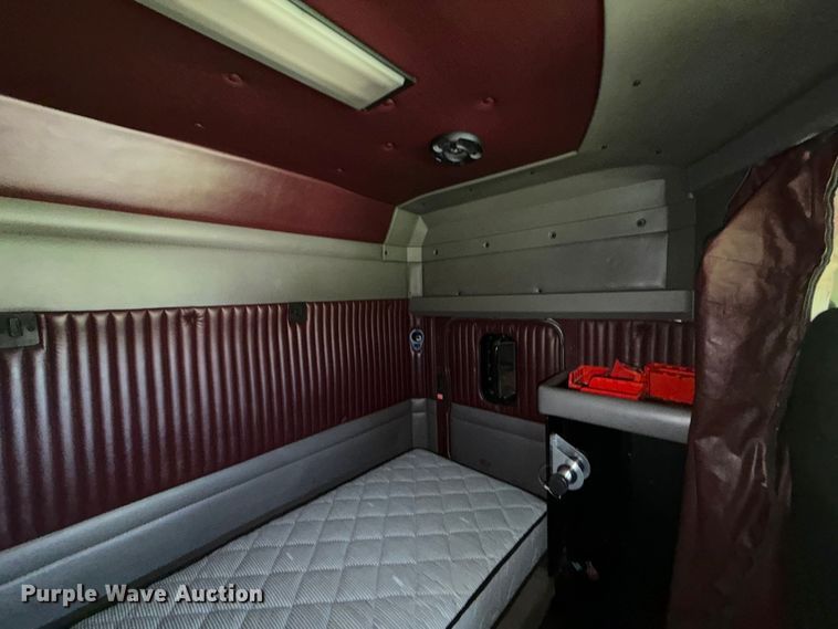 image for item EQ8007 2003 Kenworth T600 semi truck
