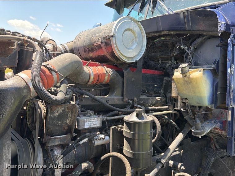 image for item EQ8007 2003 Kenworth T600 semi truck