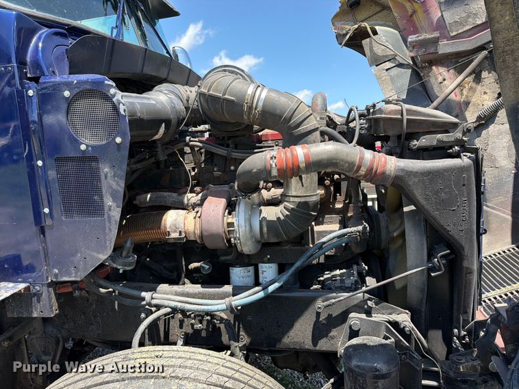 image for item EQ8007 2003 Kenworth T600 semi truck