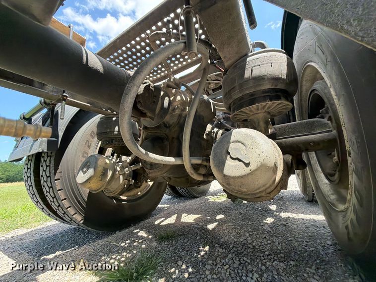 image for item EQ8007 2003 Kenworth T600 semi truck
