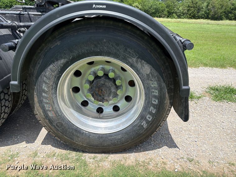 image for item EQ8007 2003 Kenworth T600 semi truck