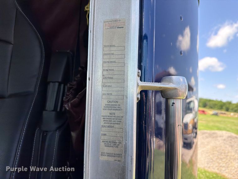 image for item EQ8007 2003 Kenworth T600 semi truck