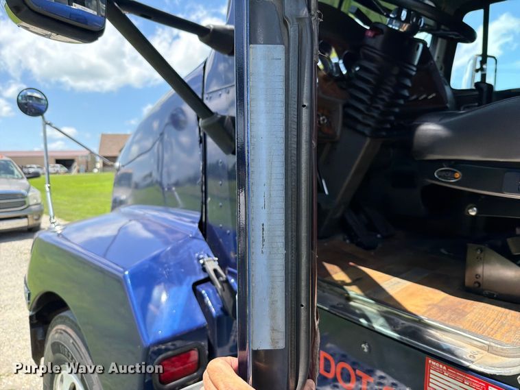 image for item EQ8007 2003 Kenworth T600 semi truck