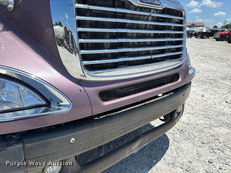 image for item ER3083 2017 Freightliner Columbia 120 Glider semi truck