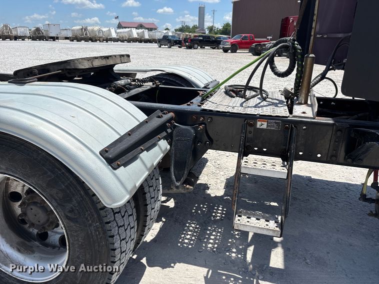 image for item ER3083 2017 Freightliner Columbia 120 Glider semi truck