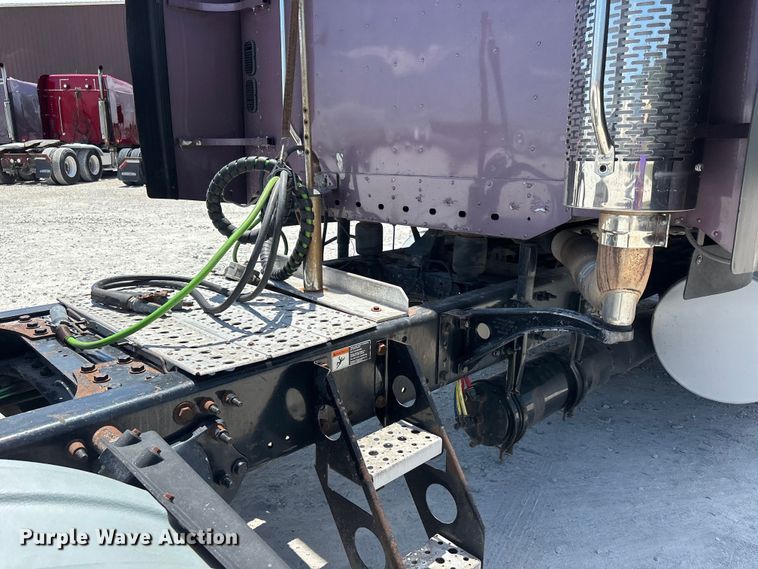 image for item ER3083 2017 Freightliner Columbia 120 Glider semi truck