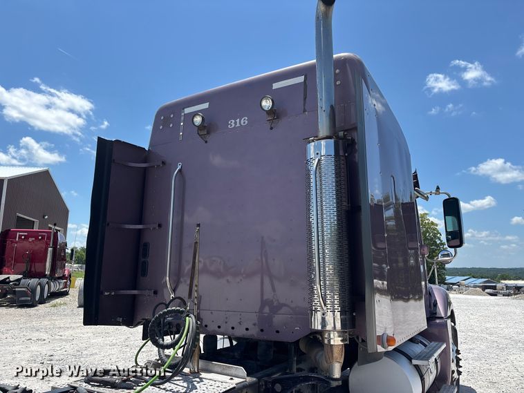 image for item ER3083 2017 Freightliner Columbia 120 Glider semi truck