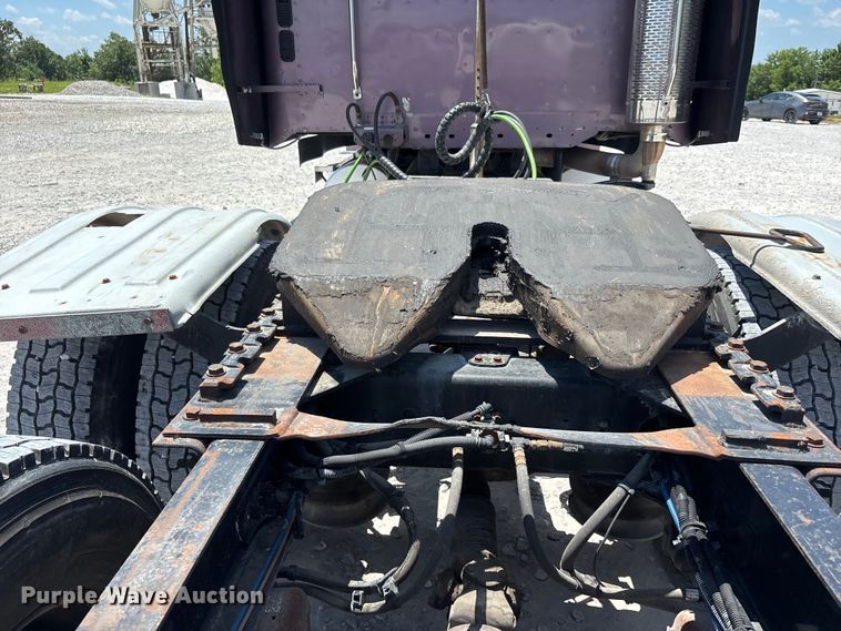 image for item ER3083 2017 Freightliner Columbia 120 Glider semi truck