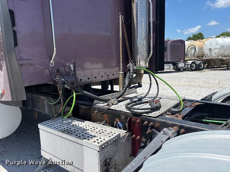 image for item ER3083 2017 Freightliner Columbia 120 Glider semi truck