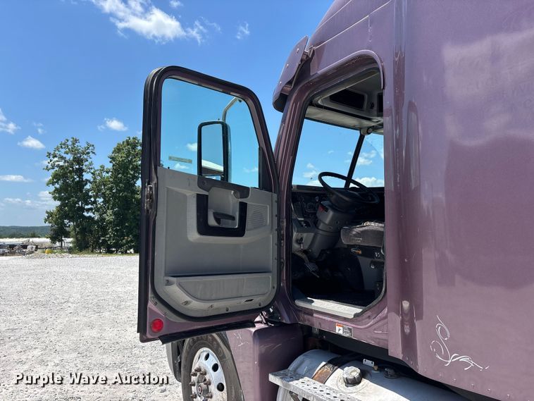 image for item ER3083 2017 Freightliner Columbia 120 Glider semi truck