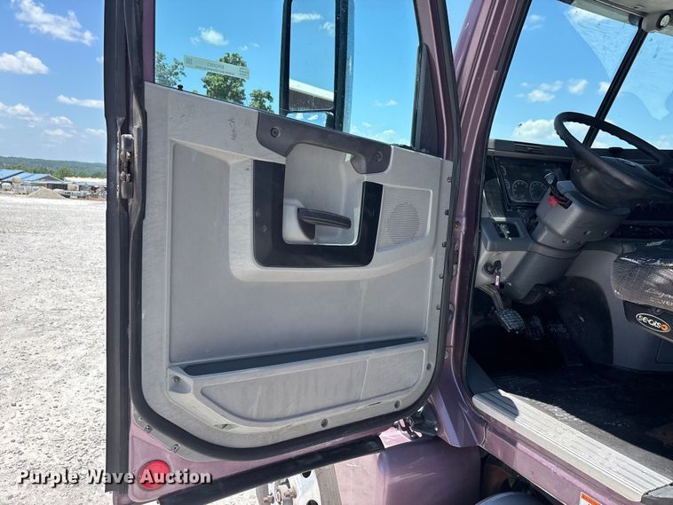 image for item ER3083 2017 Freightliner Columbia 120 Glider semi truck