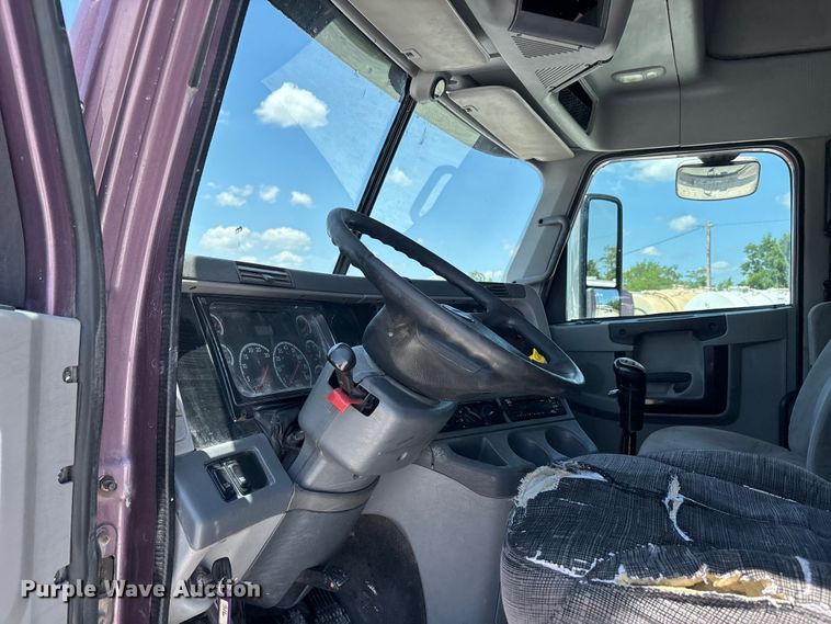 image for item ER3083 2017 Freightliner Columbia 120 Glider semi truck