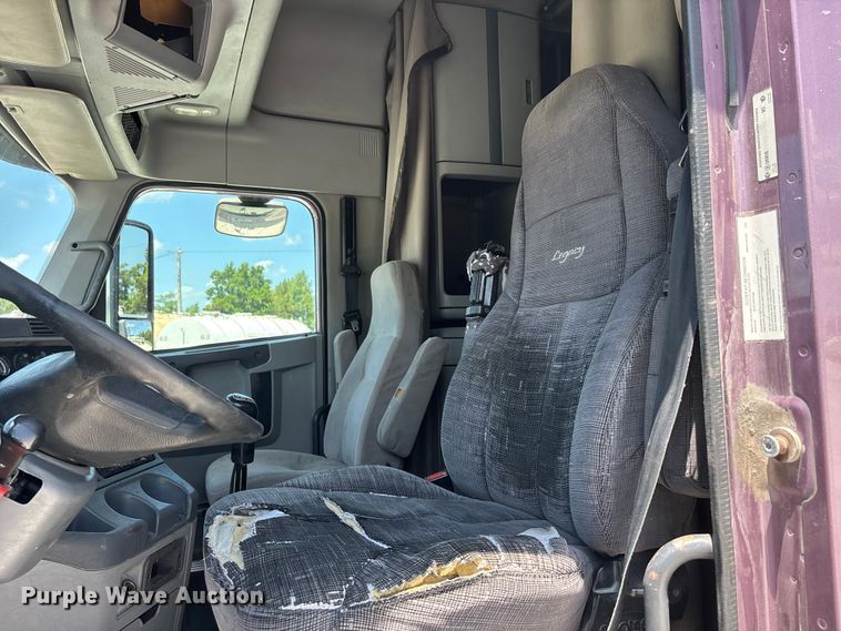 image for item ER3083 2017 Freightliner Columbia 120 Glider semi truck