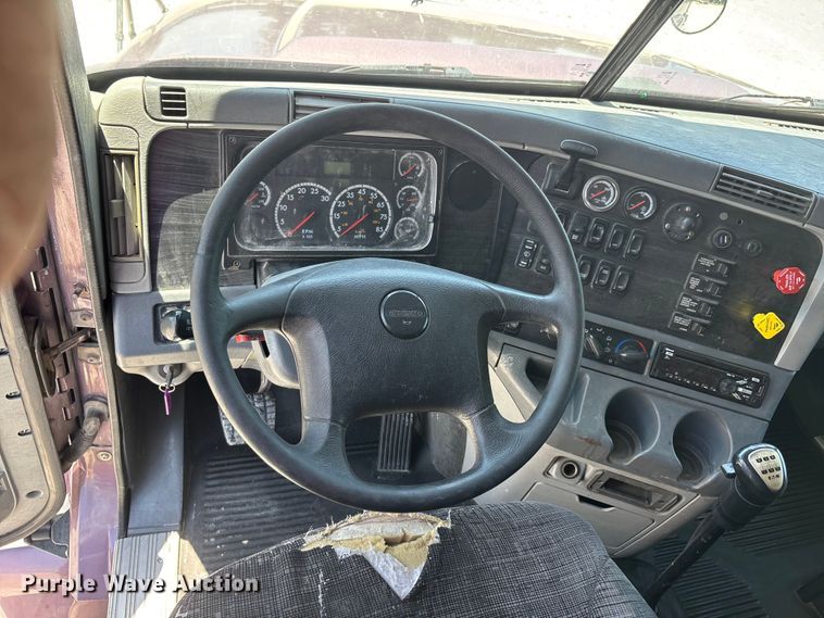 image for item ER3083 2017 Freightliner Columbia 120 Glider semi truck