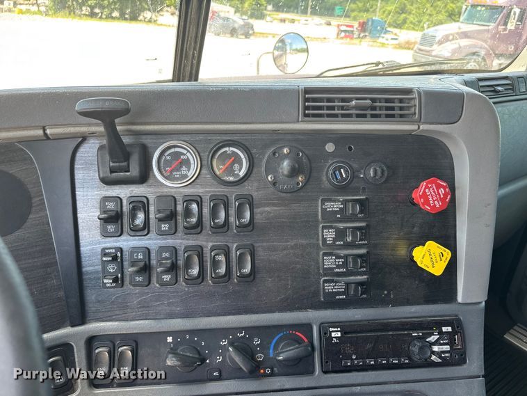 image for item ER3083 2017 Freightliner Columbia 120 Glider semi truck