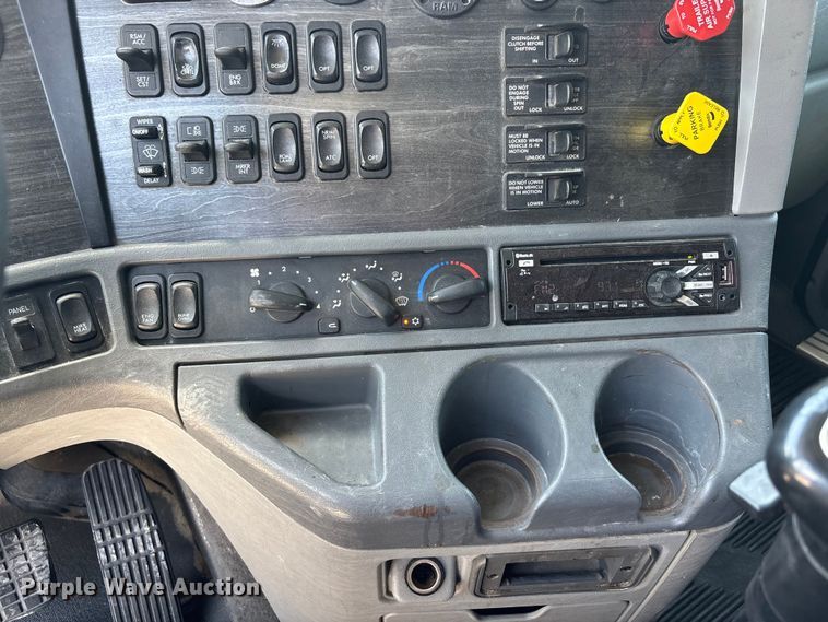 image for item ER3083 2017 Freightliner Columbia 120 Glider semi truck