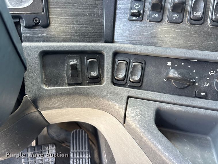 image for item ER3083 2017 Freightliner Columbia 120 Glider semi truck