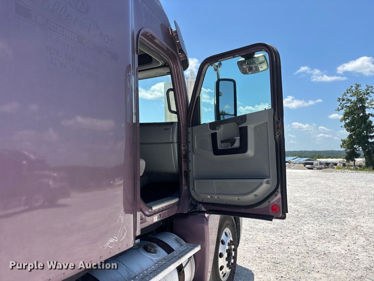 image for item ER3083 2017 Freightliner Columbia 120 Glider semi truck