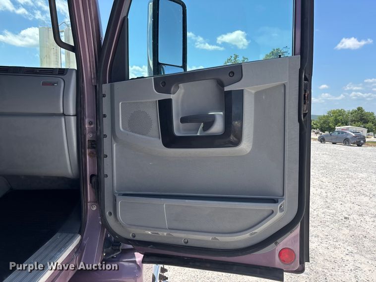 image for item ER3083 2017 Freightliner Columbia 120 Glider semi truck