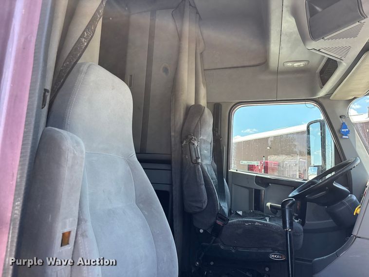 image for item ER3083 2017 Freightliner Columbia 120 Glider semi truck