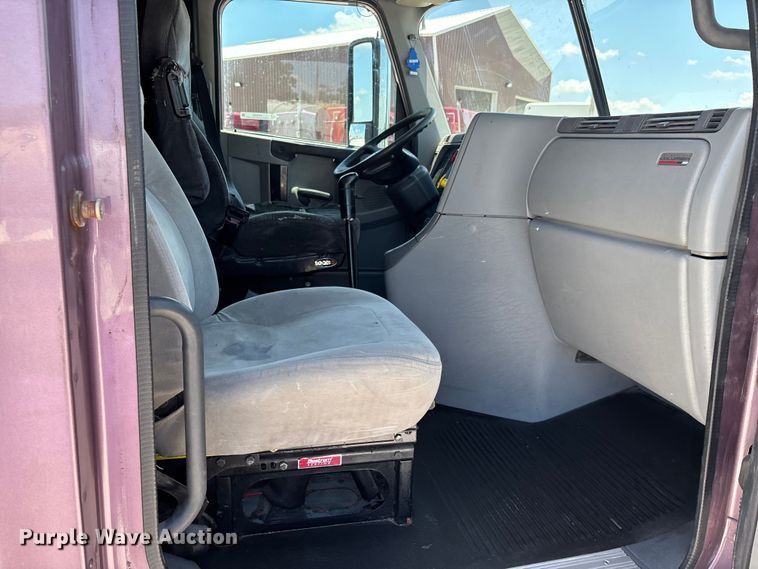 image for item ER3083 2017 Freightliner Columbia 120 Glider semi truck