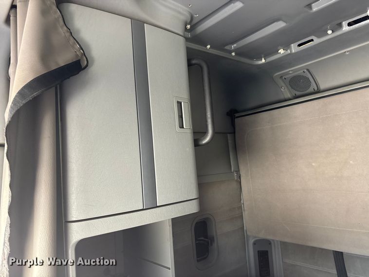 image for item ER3083 2017 Freightliner Columbia 120 Glider semi truck