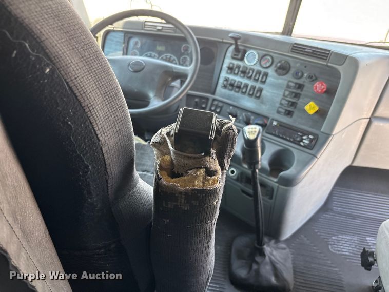 image for item ER3083 2017 Freightliner Columbia 120 Glider semi truck