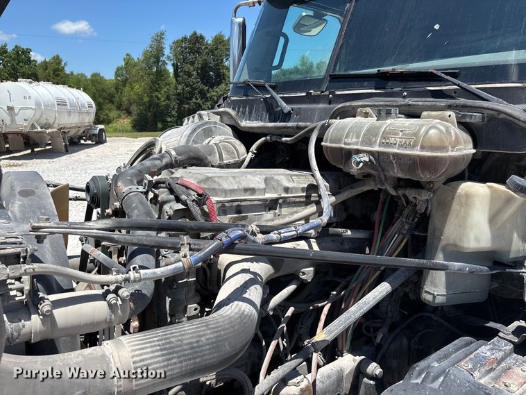 image for item ER3083 2017 Freightliner Columbia 120 Glider semi truck