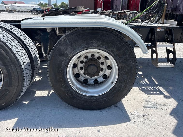image for item ER3083 2017 Freightliner Columbia 120 Glider semi truck
