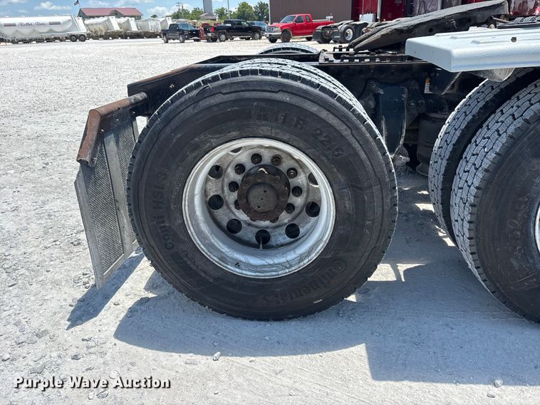 image for item ER3083 2017 Freightliner Columbia 120 Glider semi truck