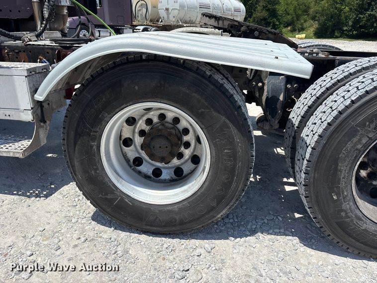 image for item ER3083 2017 Freightliner Columbia 120 Glider semi truck