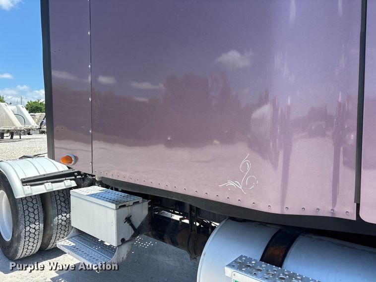 image for item ER3084 2016 Freightliner Columbia 120 Glider semi truck