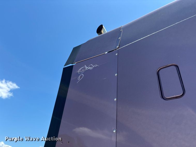 image for item ER3084 2016 Freightliner Columbia 120 Glider semi truck