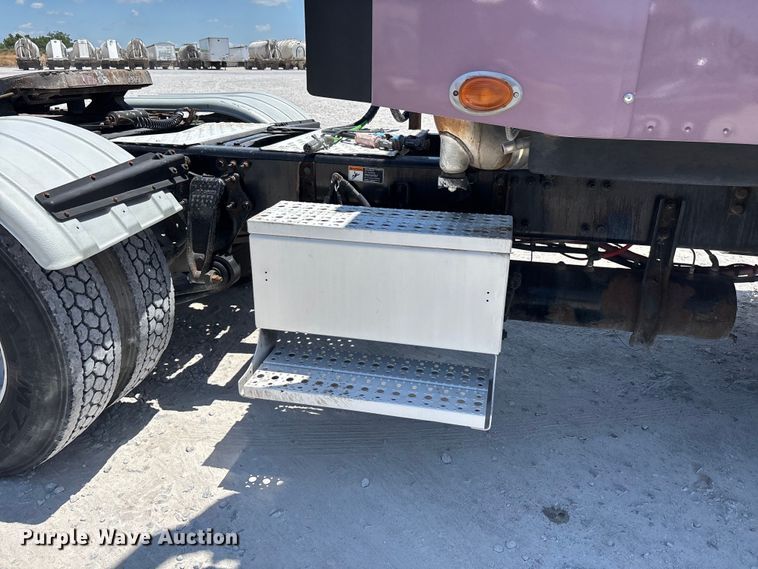 image for item ER3084 2016 Freightliner Columbia 120 Glider semi truck