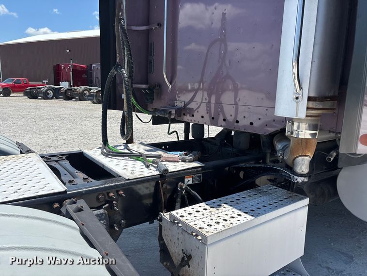 image for item ER3084 2016 Freightliner Columbia 120 Glider semi truck