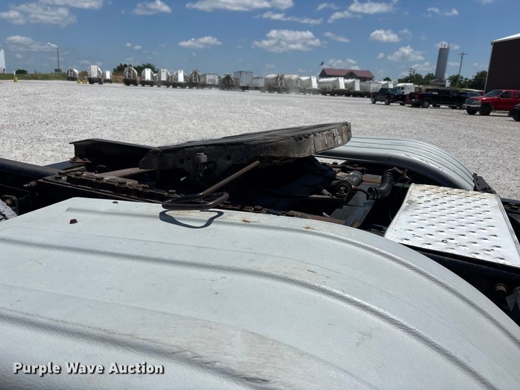 image for item ER3084 2016 Freightliner Columbia 120 Glider semi truck